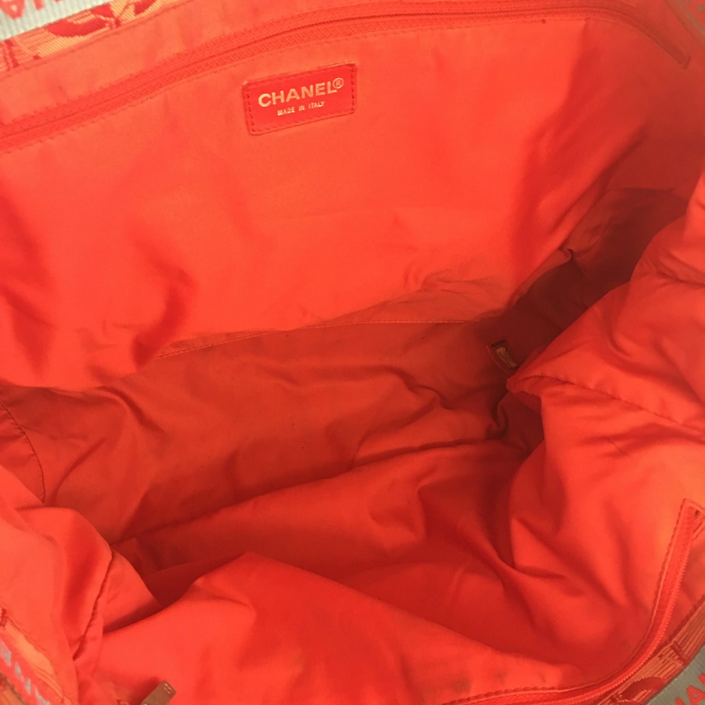 CHANEL Shoulder Bag in Red Fabric