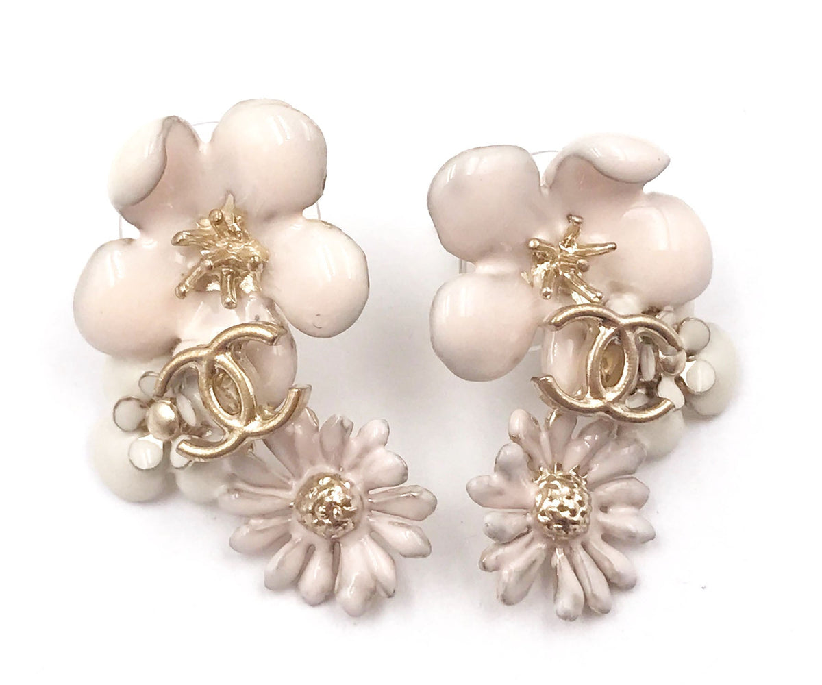 Top Quality Chanel Gold CC 3 Ivory Flowers Piercing Earrings