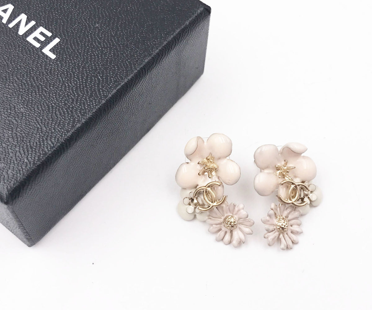 Top Quality Chanel Gold CC 3 Ivory Flowers Piercing Earrings