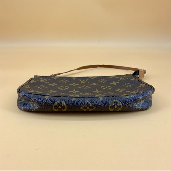 LOUIS VUITTON pochette accessories shoulder bag