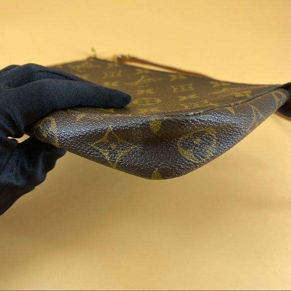 LOUIS VUITTON pochette accessories shoulder bag