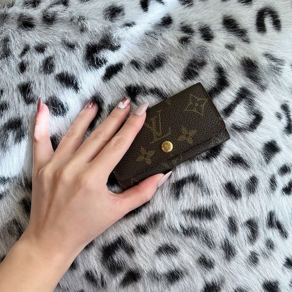 LOUIS VUITTON monogram key holder