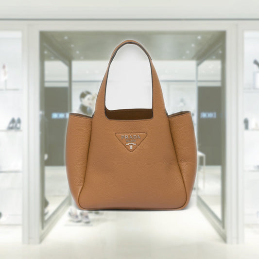 Medium leather tote