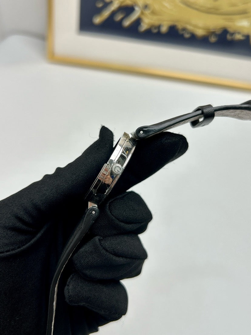 Gucci Black Leather Watch Silver Case Mens Timepiece