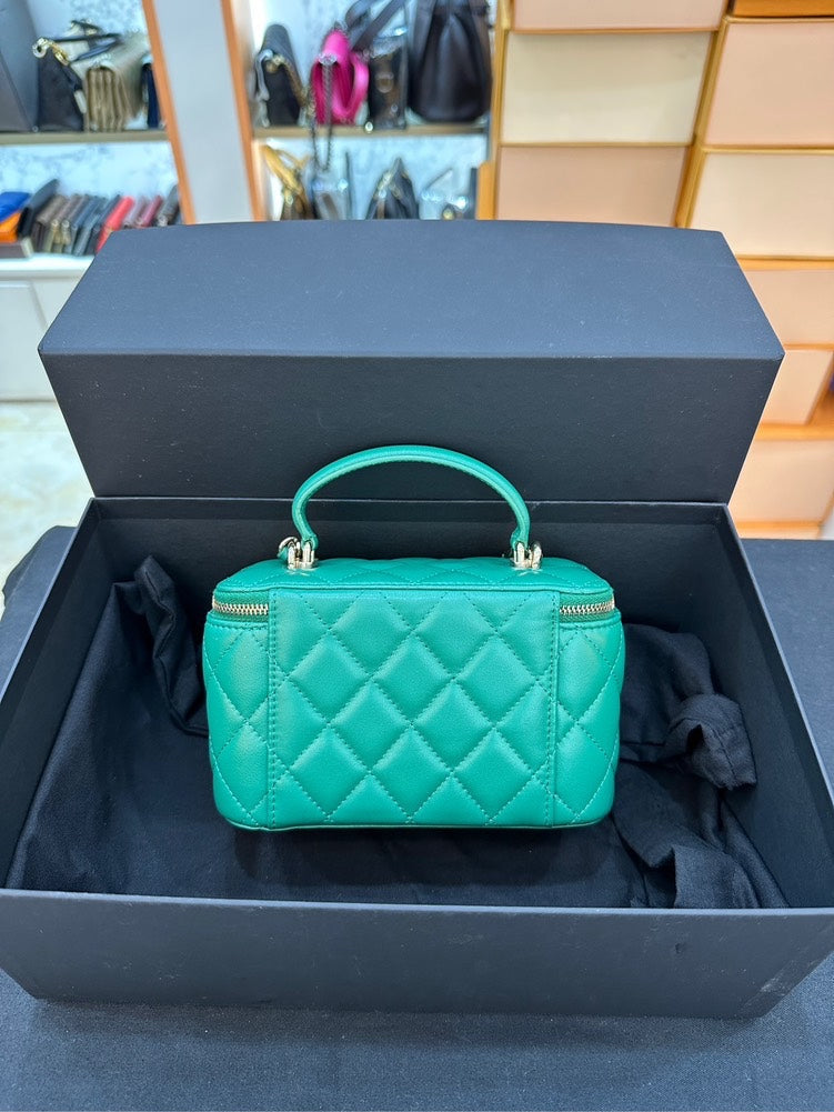 Chanel Vanity With Chain Lambskin Gold Metal With Chip 22A Full Set 17*10*9cm