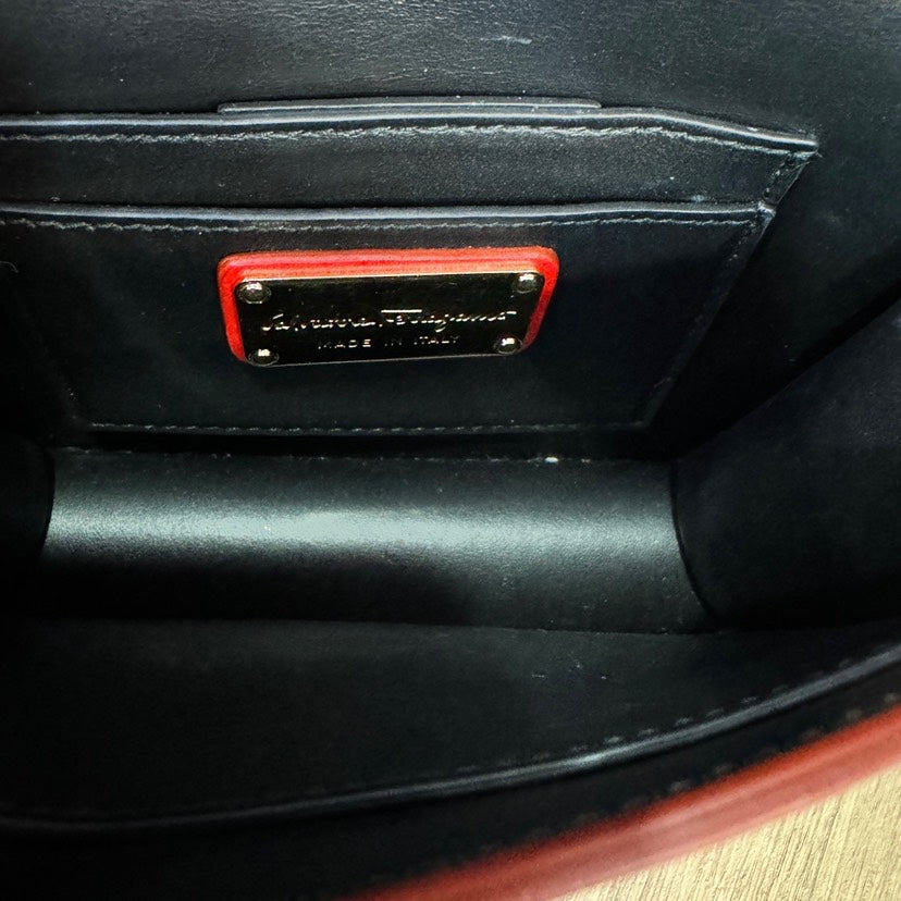 Ferragamo Red Leather Crossbody Bag 17x13x5cm