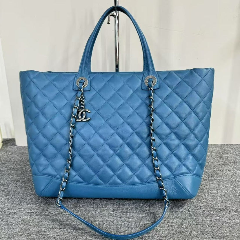 Chanel quilted tote bag blue