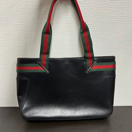 Gucci  V Black Leather Shoulder Bag