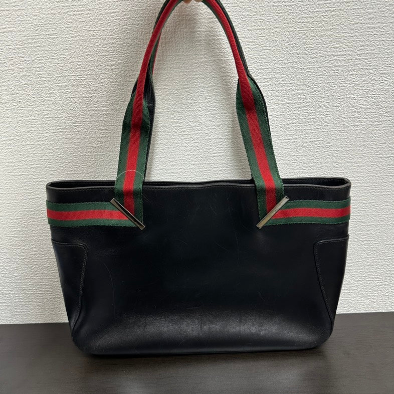 Gucci  V Black Leather Shoulder Bag