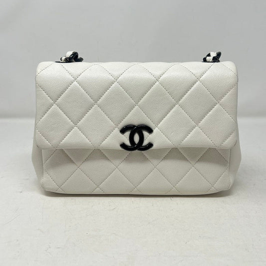 Chanel  Leather Chain Shoulder Bag AE896 White Quilted