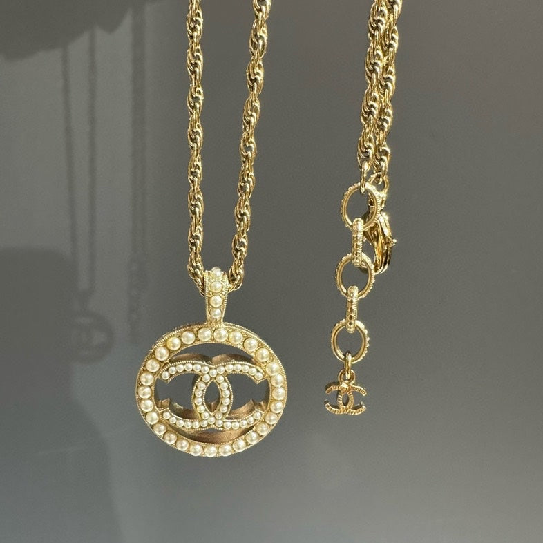Preloved Chanel Classic Gold Pendant Necklace