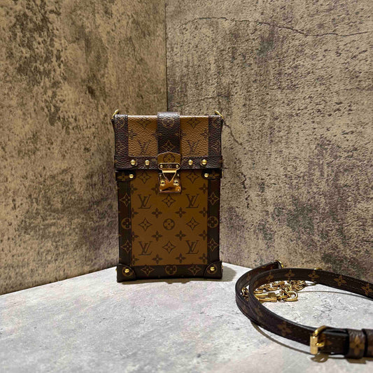 🛍️Preloved Louis Vuitton trunk vertical phone bag(microchip)