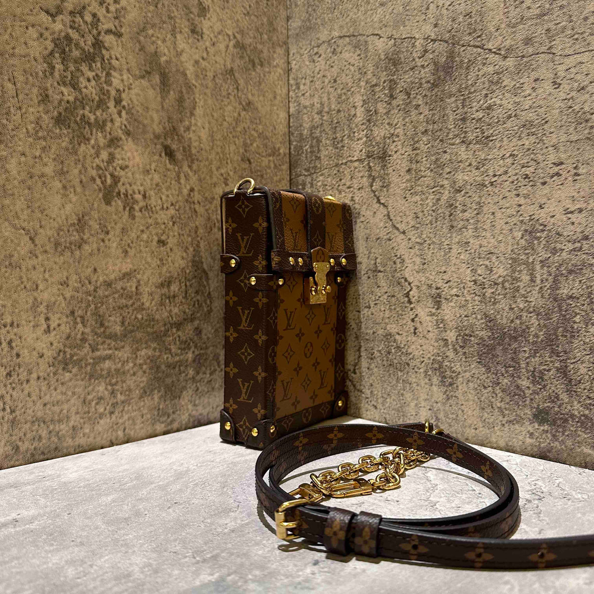 🎀Preloved Louis Vuitton trunk vertical phone bag (microchip)