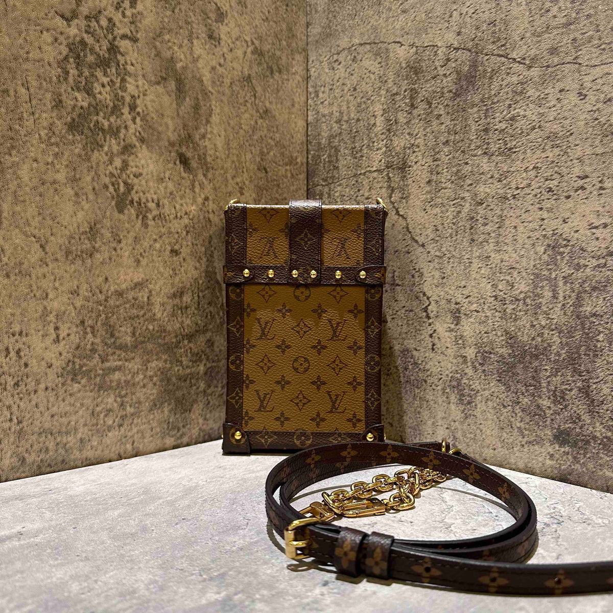 🎀Preloved Louis Vuitton trunk vertical phone bag (microchip)
