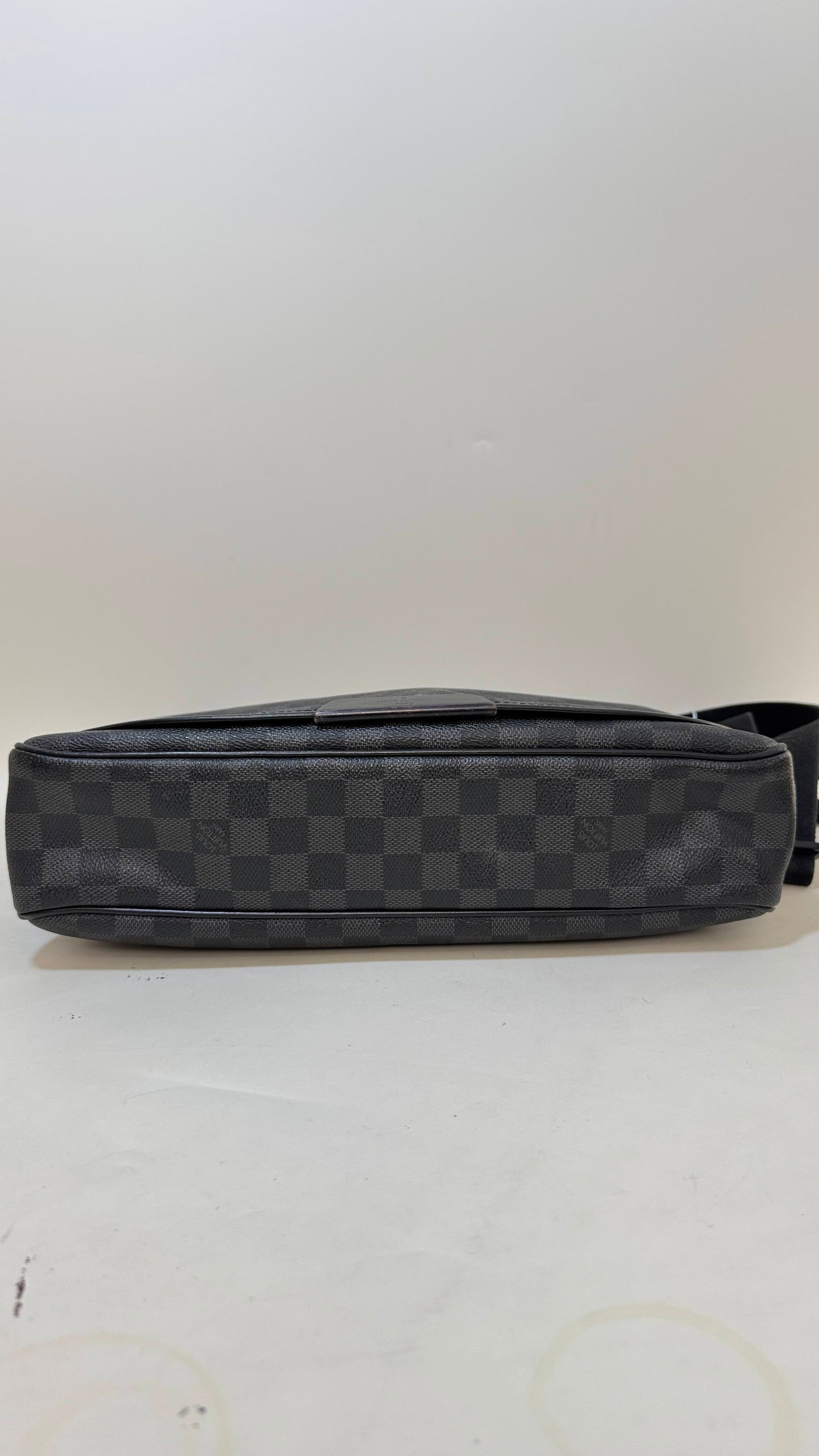 Preloved Louis Vuitton Damier Graphite Canvas Crossbody Bag - Black Checkered