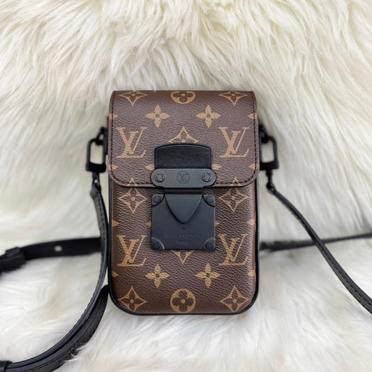 Un - Louis Vuitton S-Lock Vertical Wearable Wallet