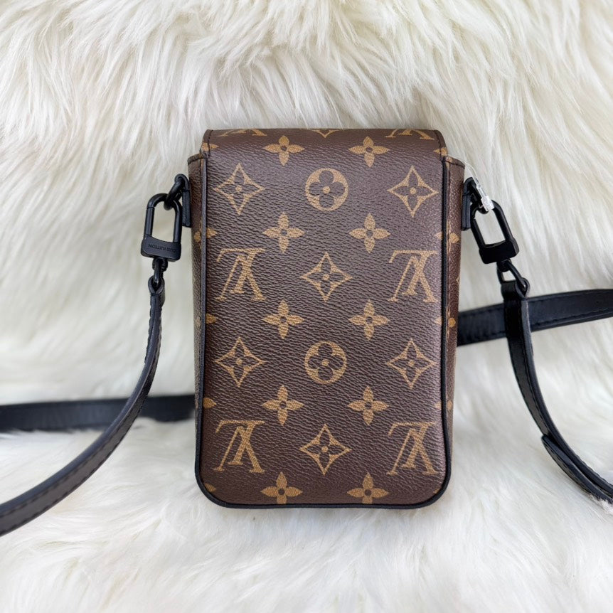 Un - Louis Vuitton S-Lock Vertical Wearable Wallet