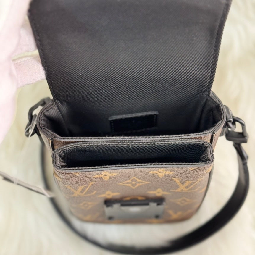 Un - Louis Vuitton S-Lock Vertical Wearable Wallet