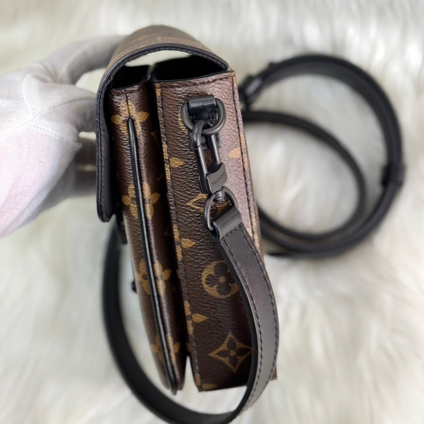 Un - Louis Vuitton S-Lock Vertical Wearable Wallet