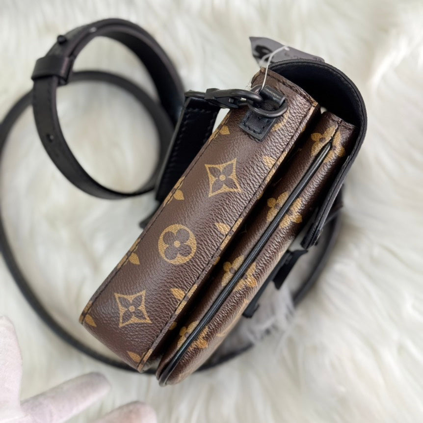 Un - Louis Vuitton S-Lock Vertical Wearable Wallet