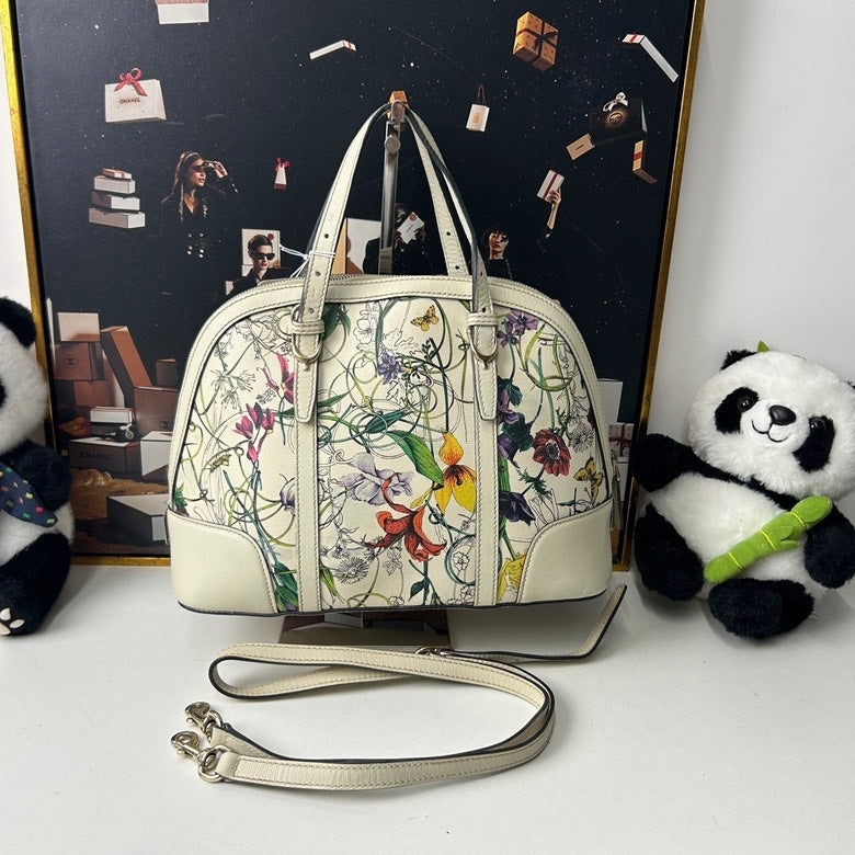 ❤️New pre loved Gucci Shell bag White flower()