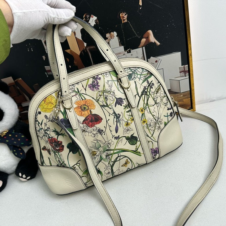 ❤️New pre loved Gucci Shell bag White flower()