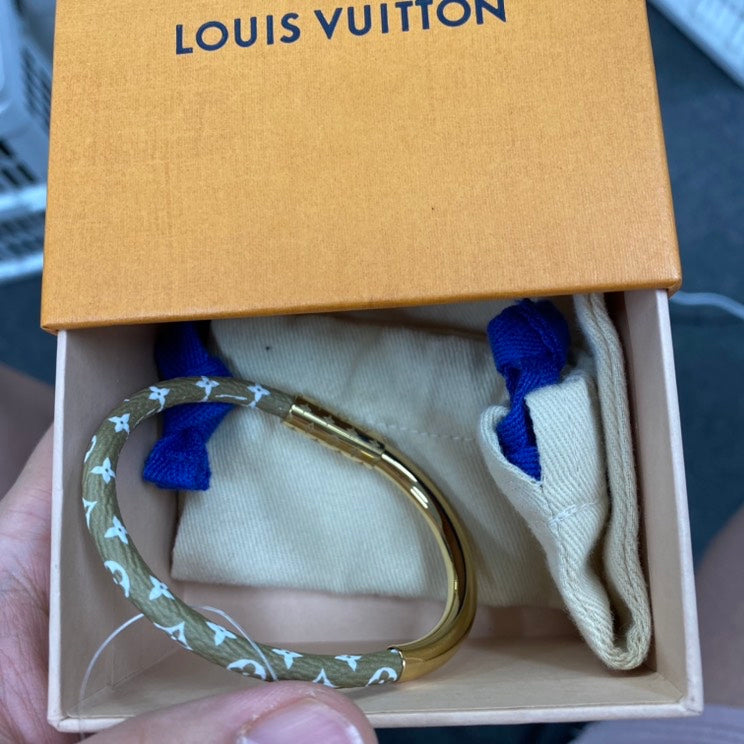 Preloved lv bracelet full set E8820