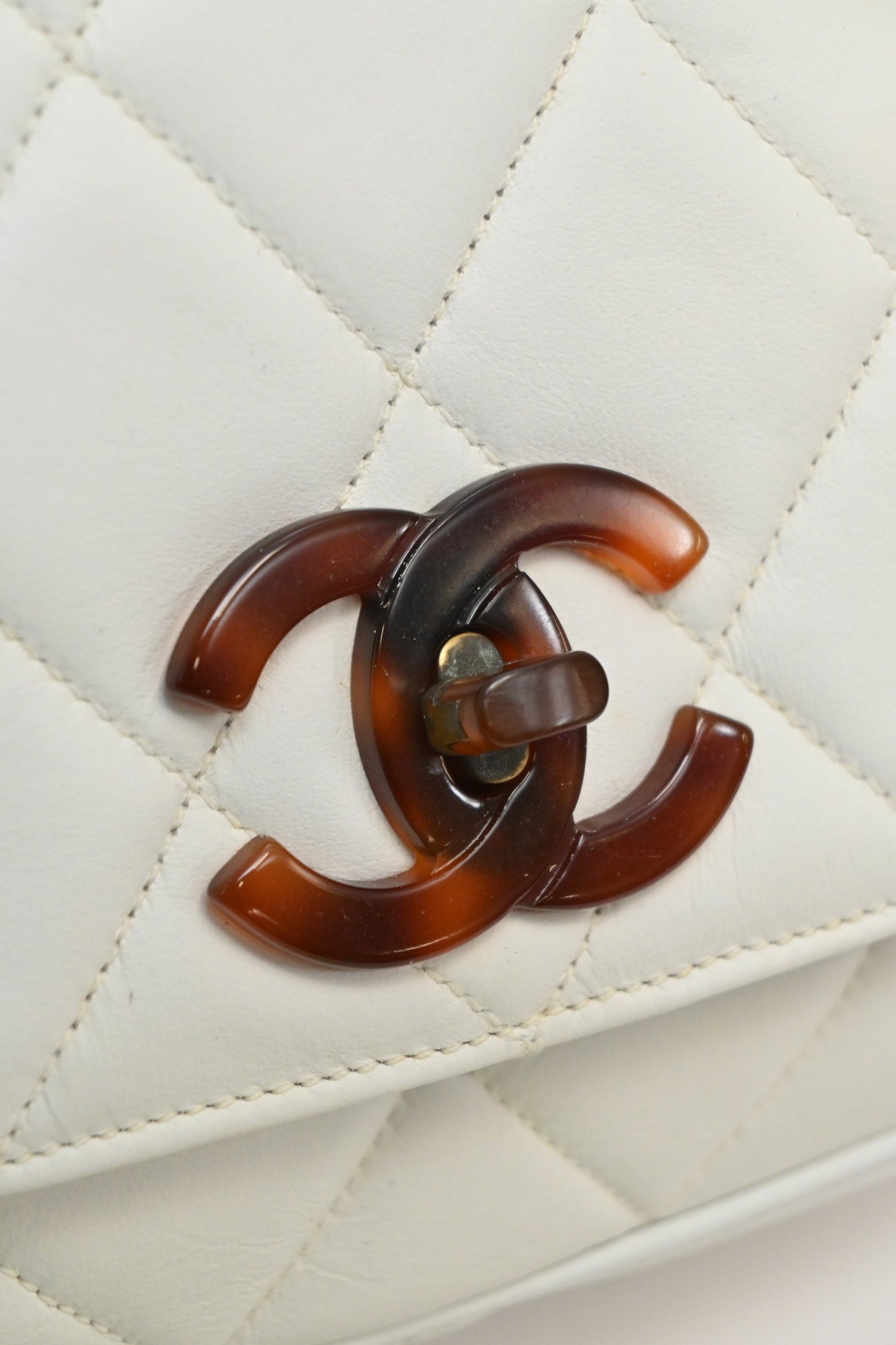 CHANEL White matelasse caviar leather 1994-1996 flap crossbody bag with tortoiseshell hardware