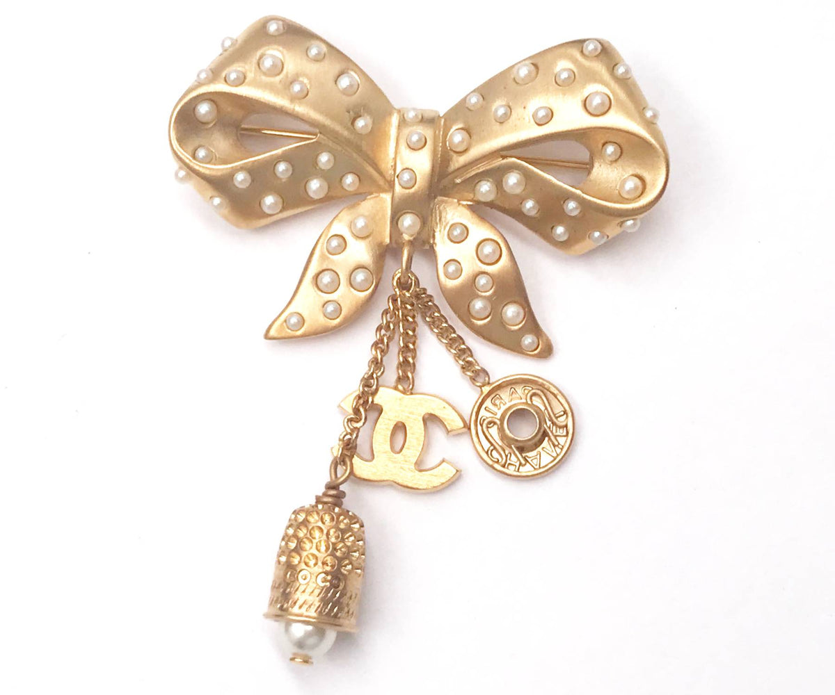 CHANEL Rare Vintage Gold Plated Bow Pearl Thimble Snap Brooch