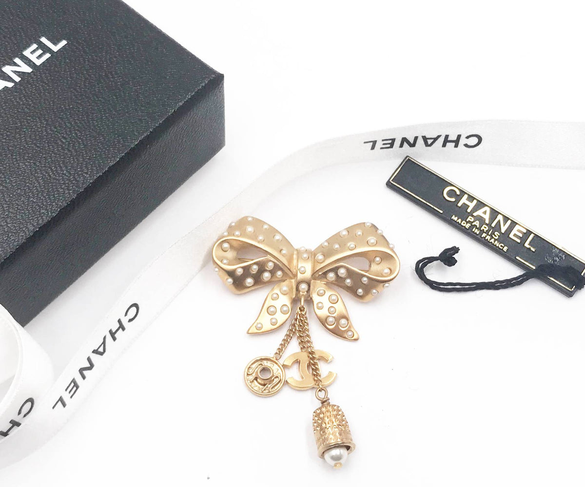 CHANEL Rare Vintage Gold Plated Bow Pearl Thimble Snap Brooch