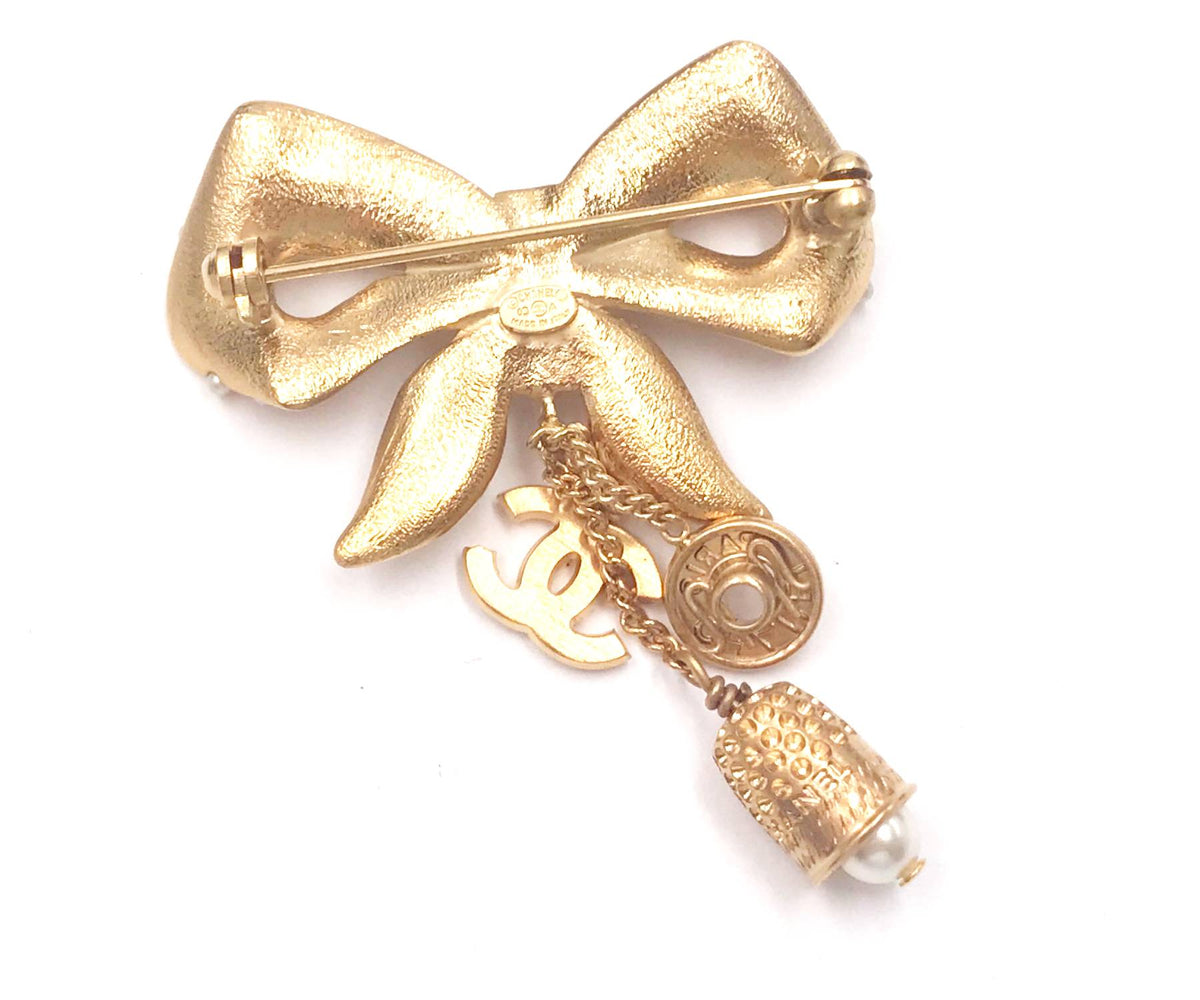 CHANEL Rare Vintage Gold Plated Bow Pearl Thimble Snap Brooch