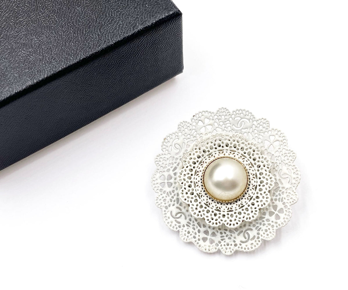 CHANEL Pearl CC White Lace Brooch