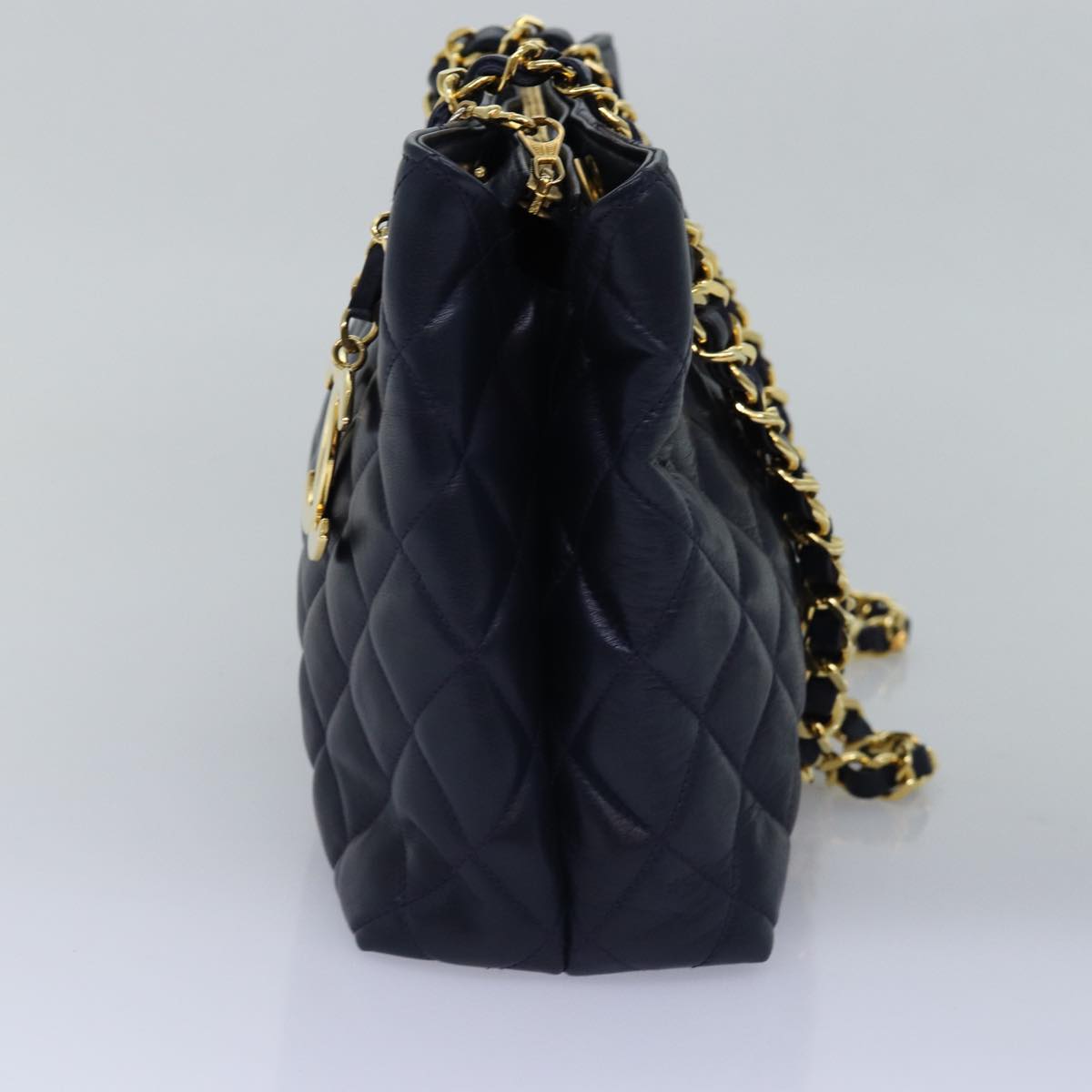 Top Quality Chanel Matelasse Chain Shoulder Bag Lamb Skin Navy CC Auth yk12992